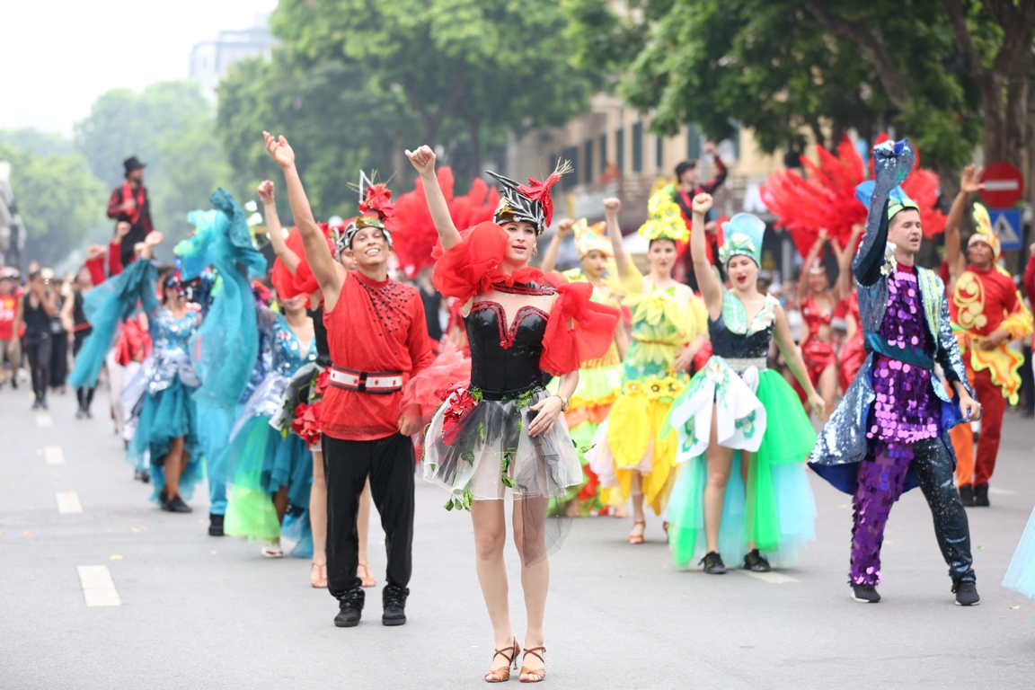 Chen[-]chân[-]ngắm[-]các[-]vũ[-]công[-]Carnival[-]khuấy[-]động[-]phố[-]đi[-]bộ[-]Hà[-]Nội